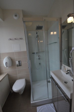 SALLE DE BAIN AVEC DOUCHE