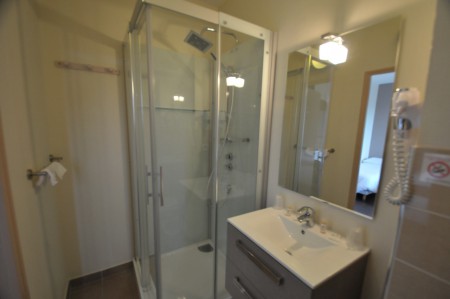 SALLE DE BAIN AVEC DOUCHE