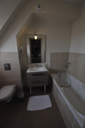 SALLE DE BAIN AVEC BAIGNOIRE